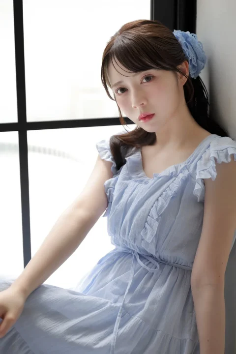 水瀬さららさんが着用する水色のフリル付きワンピース