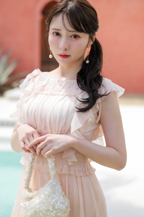 水瀬さららさんが着用するフリル付きの淡いピンクのドレス