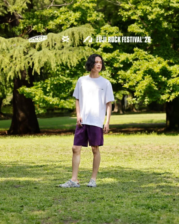 男性がサンダルを履いて立つ様子