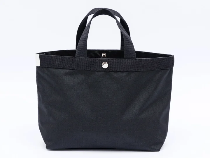 黒いシンプルなトートバッグ