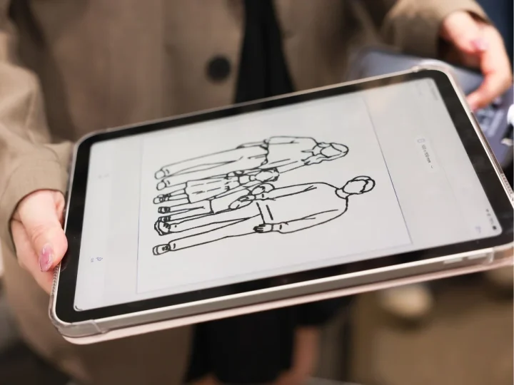タブレットでイラストを作成する様子