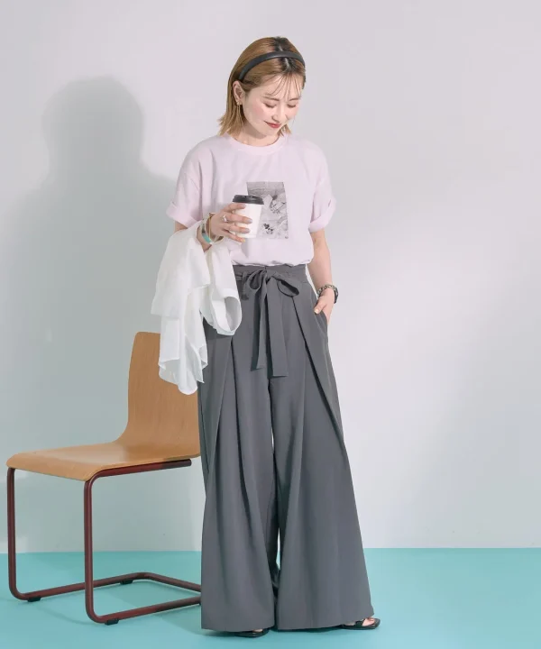 杢グレーのワイドパンツを着用した女性