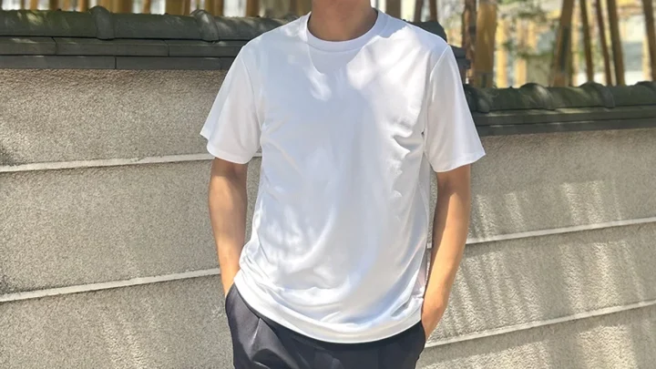 白Tシャツと黒パンツを着用した男性