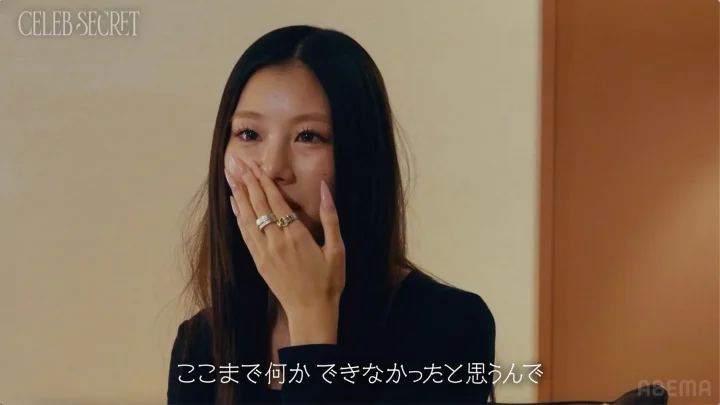 涙を流すMONAKO