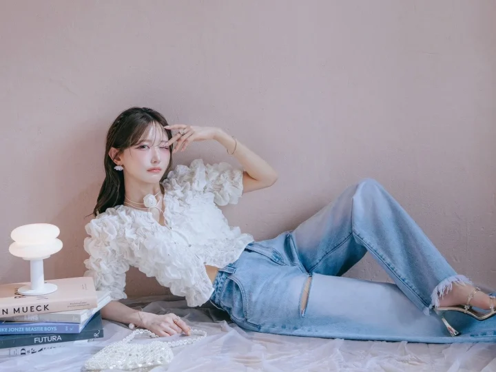 Whip Puffy Tops, Slit Barrel Denim Pants, Flower Bijou Sandals