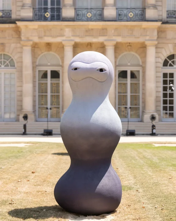 Hôtel de Rohanの庭園に設置された現代アート