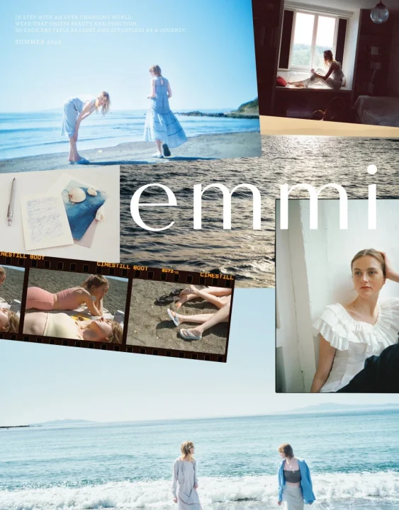 複数の写真で構成されたコラージュ画像で、ファッションブランド「emmi」の2026年夏のコレクションを示唆しています。海辺でリラックスする女性たちや、室内で過ごす様子、砂浜の足元などが写されており、自然体で快適な夏のライフスタイルを表現しています。