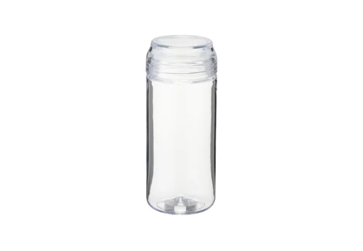 白い背景に置かれた、透明で空のプラスチック製ミニボトルです。蓋はねじ込み式で、全体的にシンプルなデザインの円筒形容器が特徴です。