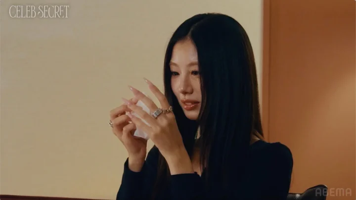涙を見せるMONAKO