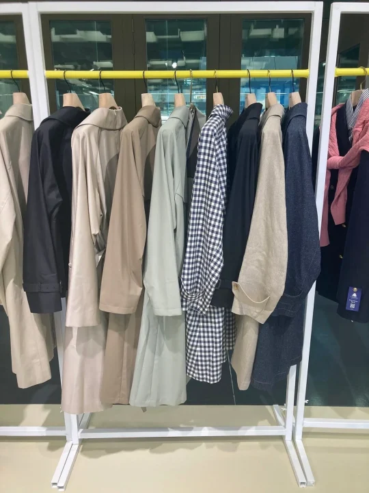 様々なコートやジャケットの展示