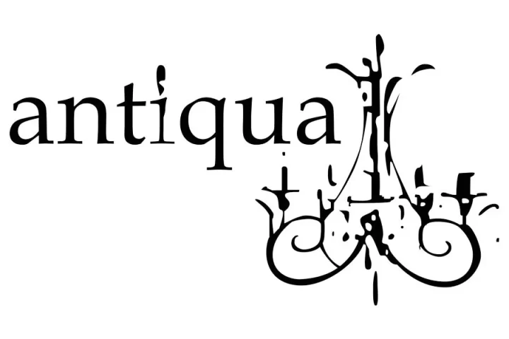 「antiqua」というエレガントなセリフ体の文字と、アンティーク調のシャンデリアのような装飾的なデザインが組み合わされた白黒の画像です。