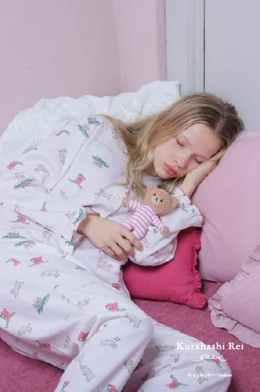 動物柄パジャマを着用し眠る女性