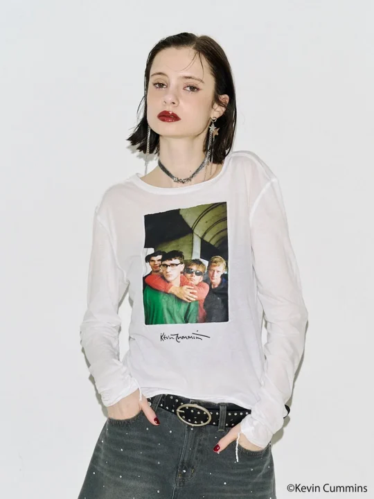Kevin Cumminsが撮影したBlurのフォトがプリントされたシアーロングスリーブTシャツ