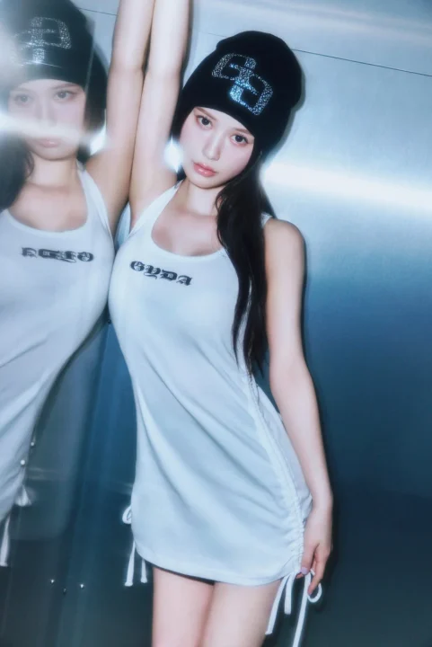 白いミニドレスを着た山本望叶さん