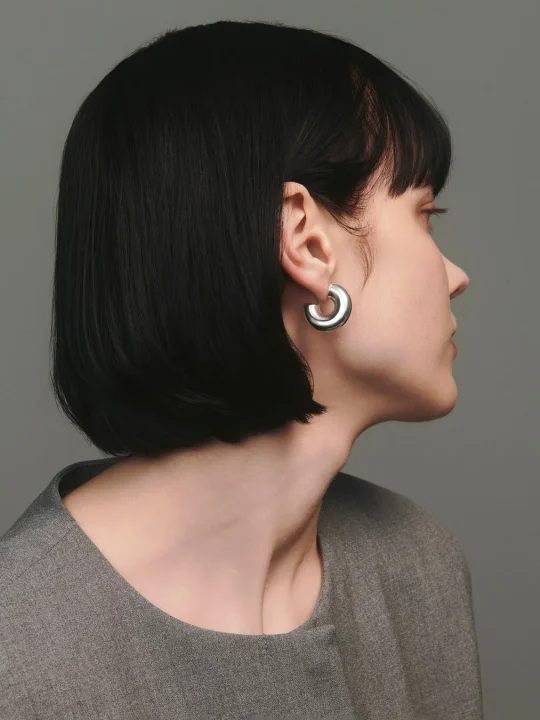 quip queintのピアスをつけた女性の横顔