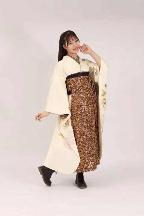 レオパード柄の袴とクリーム色の着物を着た若い女性