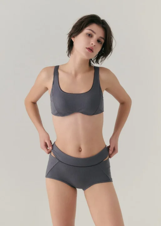 グレーのリブニットブラトップとショーツを着用した女性