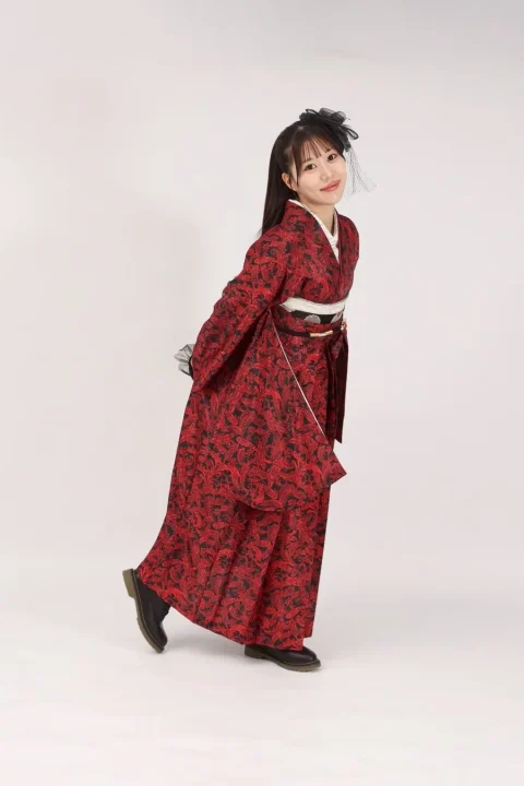 赤と黒のモダンな和装をまとった女性