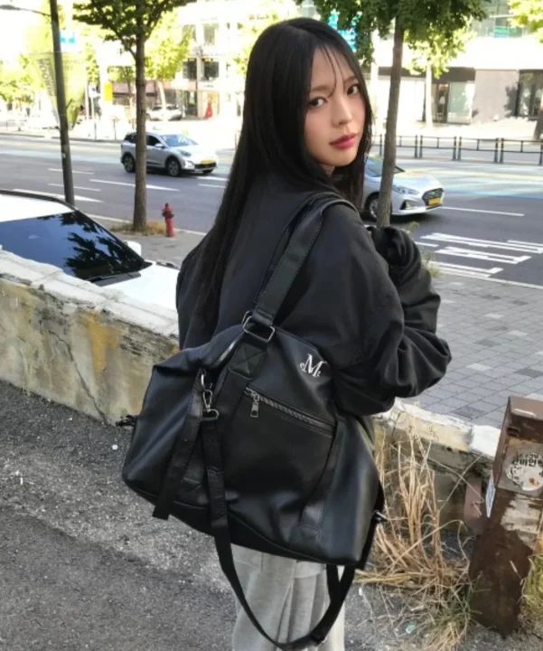 黒いバッグを持つ女性
