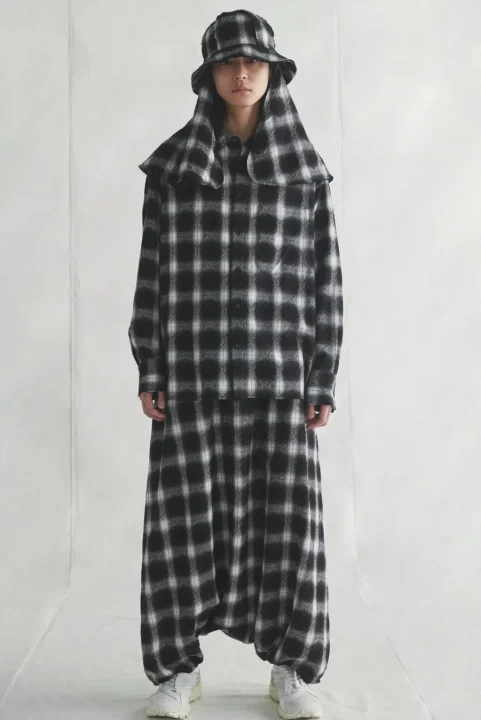 ジャカードチェックのブラウスとパンツ、ハット (全身)