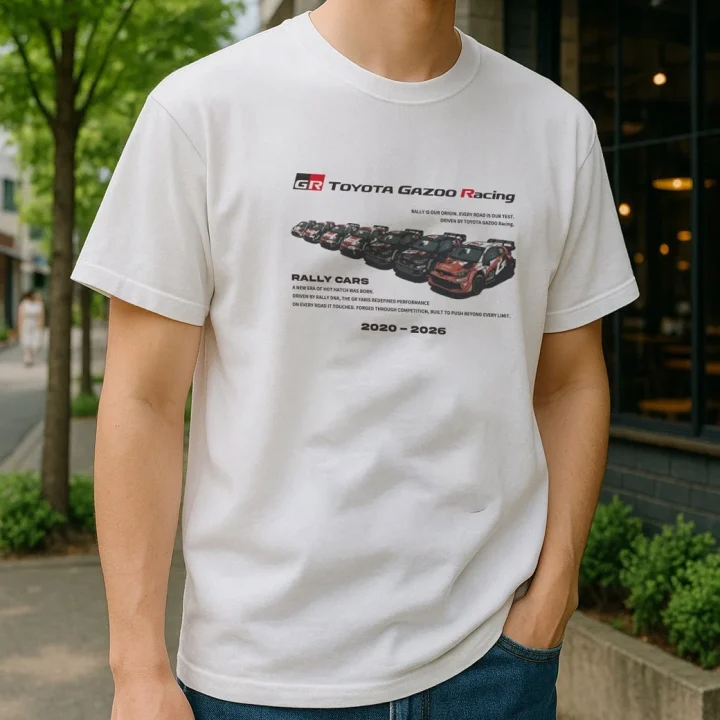 屋外で着用されたTOYOTA GAZOO Racing監修 歴代ラリーカーTシャツ