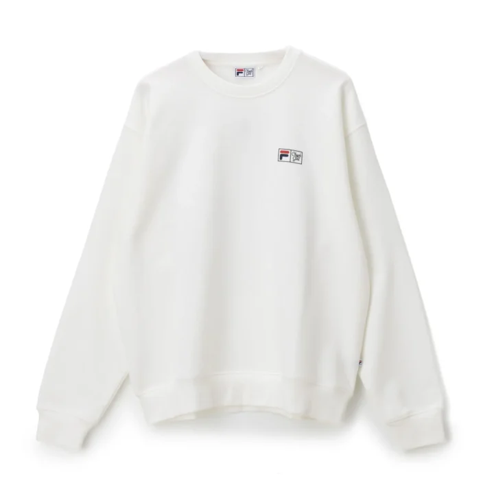 白いスウェットにFILAとClassic Girlのロゴ
