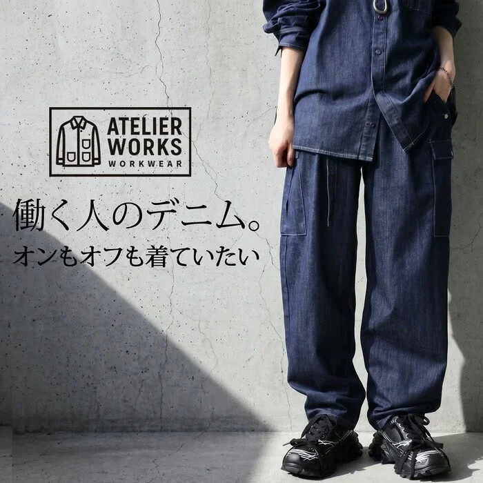 デニムのセットアップを着た人物