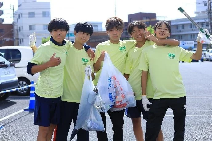 ゴミ拾い活動に参加する少年たち