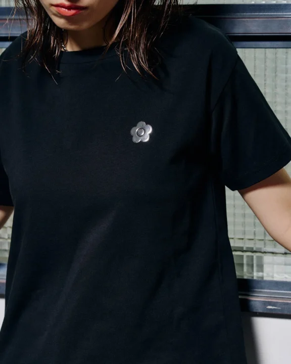 黒のロゴTシャツを着用した女性