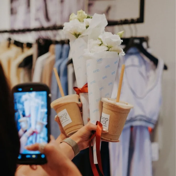 イベントでのドリンクと花の展示