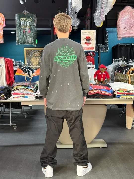 KASACCOLLEのロングTシャツを着用した男性