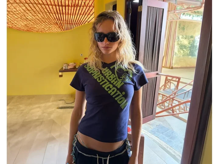 URBAN SOPHISTICATION Tシャツを着た女性