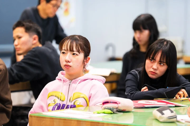 集中して作業する学生