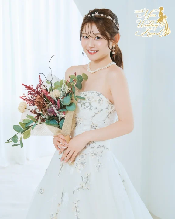 ウェディングドレスを着たりんかさんの笑顔の画像
