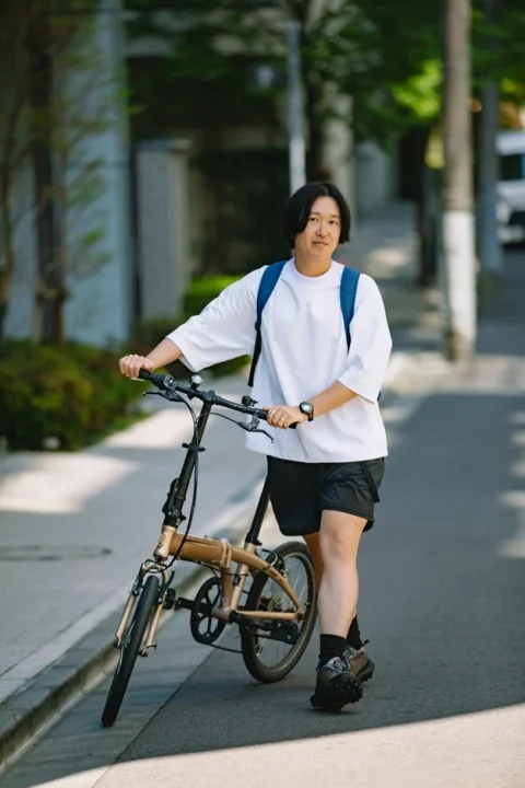男性自転車押し歩き全身