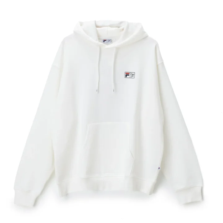 白いパーカーにFILAとCreek Girlのロゴ