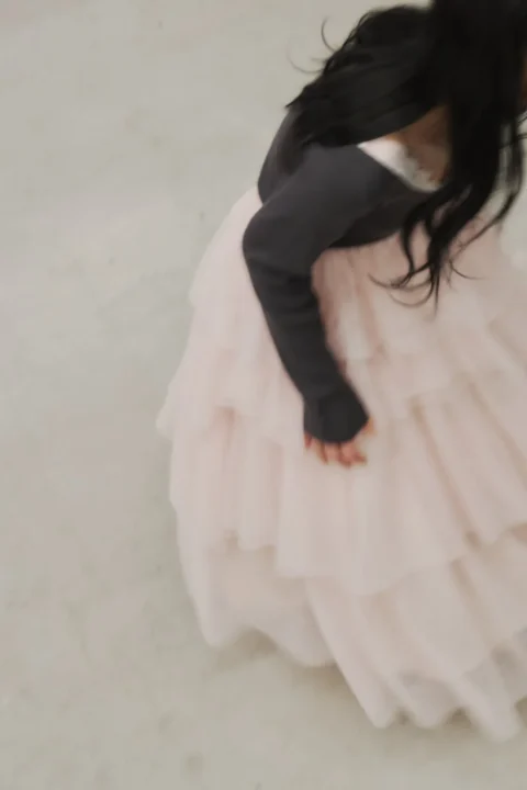 フリルスカートの女性