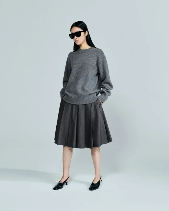 CHAMBRAY PLEATED PANTSを着用したモデル