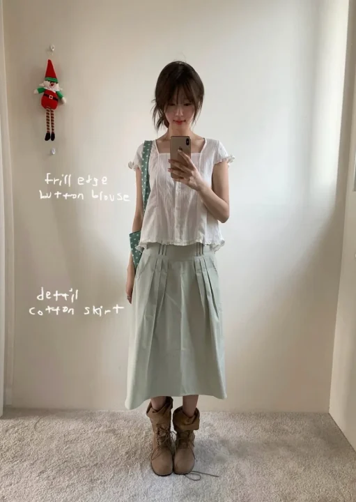 フリルブラウスとスカート