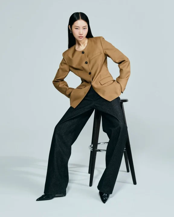 MODERN STRAIGHT FIT DENIMを着用したモデル