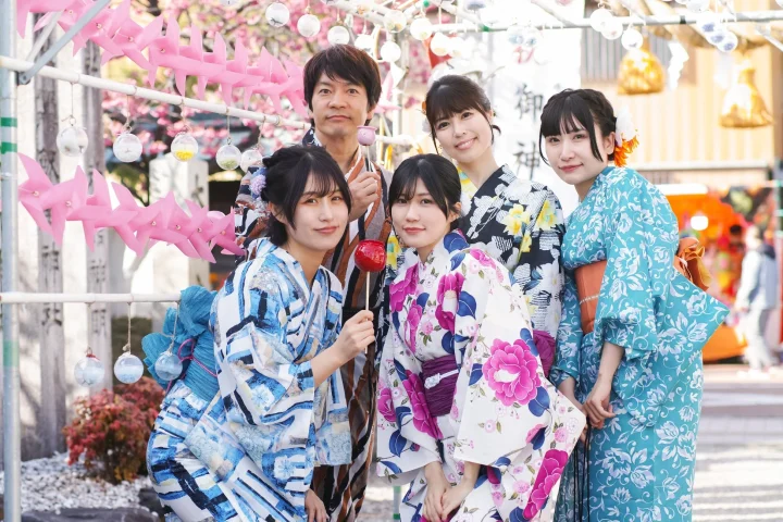 浴衣姿のグループ写真