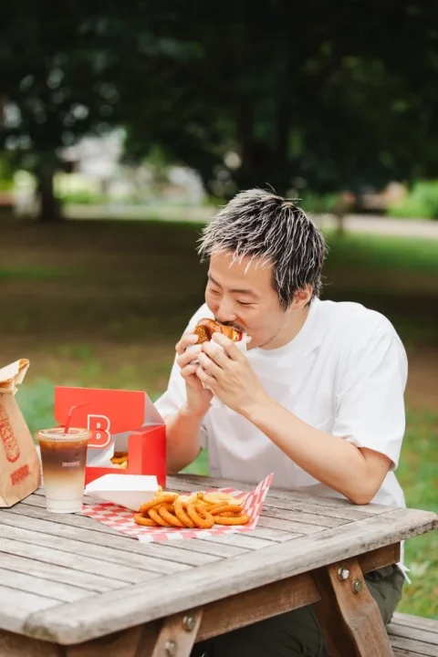 男性ハンバーガー