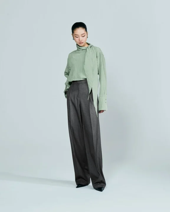 DRAPED SCARF BLOUSEを着用したモデル