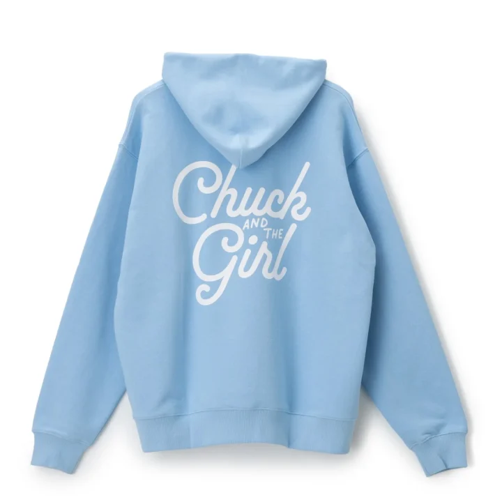 水色のパーカーの背面に「Chuck AND THE Girl」のロゴ