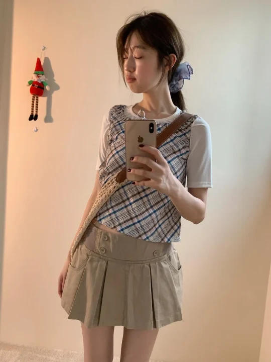 ベストとミニスカート