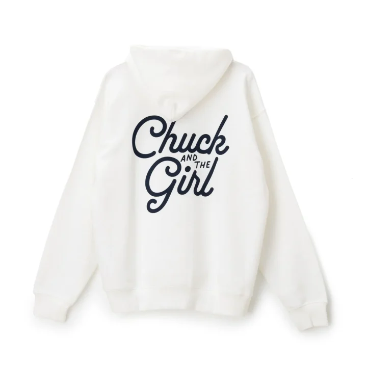 白いパーカーの背面に「Chuck AND THE Girl」のロゴ