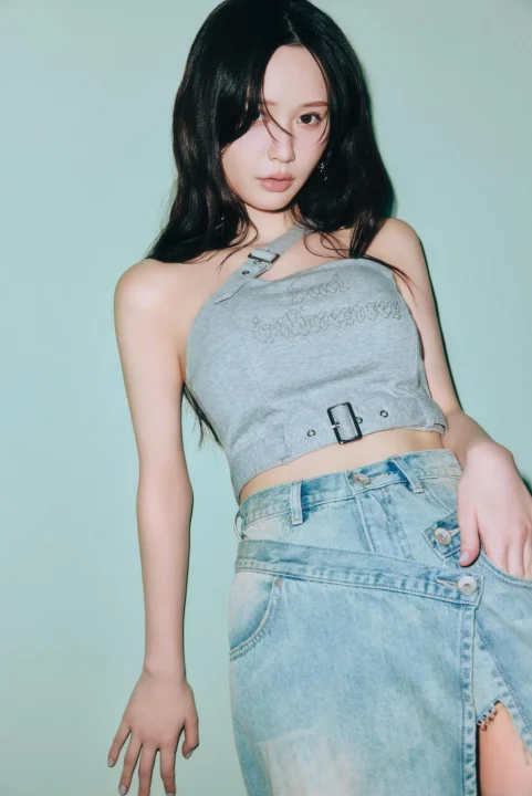 ワンショルダーのクロップトップとデニムスカートを着用した山本望叶さん
