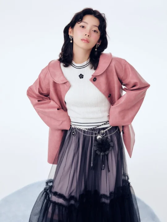 ピンクのジャケット、白いトップス、黒いチュールスカート