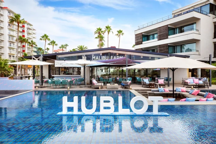HUBLOTのロゴが浮かぶプールとMALIBU FARM