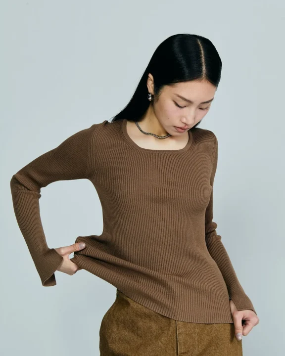SOFT SQUARE NECK RIB KNITを着用したモデル